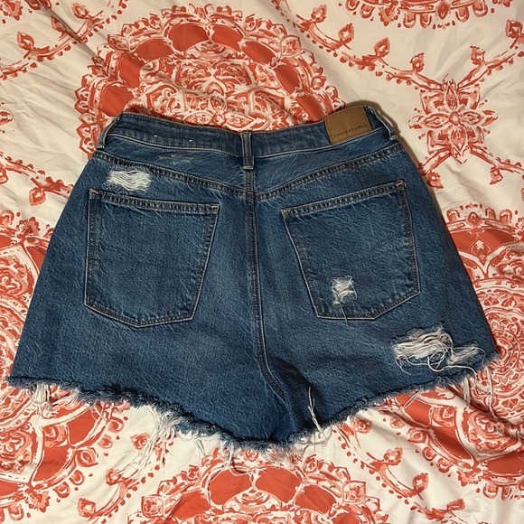 Shorts - Picture 2 of 4